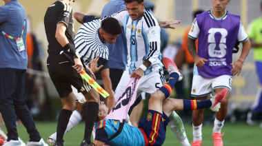 FIFA le aplicó una durísima sanción a Argentina por los incidentes en la final del Mundial contra España y por la bandera de Malvinas ante Inglaterra