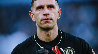 Dibu Martínez, en la mira de otro gigante de la Premier League: podría dejar Aston Villa