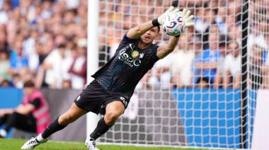 Lluvia de aplausos y grandes atajadas: así fue el debut de Dibu Martínez tras firmar con el Chelsea en la Premier League