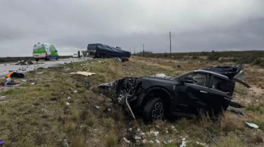 Brutal choque en un ruta de Río Negro: dos personas murieron luego de que la camioneta en la que viajaban quedara destruida