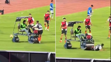 Un futbolista fue atropellado por una aplanadora de césped mientras hacía la entrada en calor