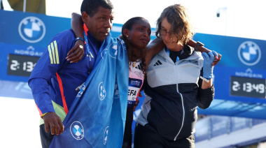 Assefa ganó la maratón de Berlín: corrió los últimos 2 kilómetros con el tendón de Aquiles roto y no pudo marcar el récord mundial