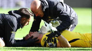 El entrenador del Chelsea confirmó que Emiliano Dibu Martínez fue trasladado al hospital tras chocar la cabeza con un rival