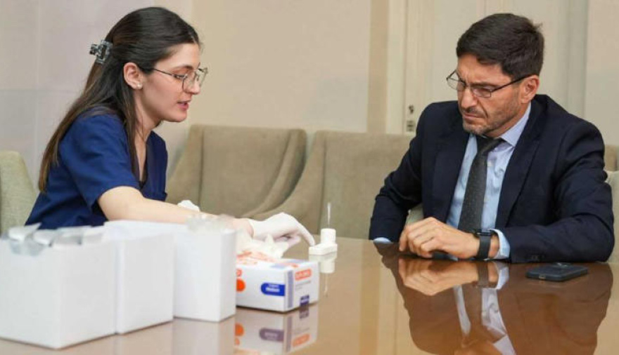 Santa Fe lanzó los "narcotest" sorpresa a políticos y policías: el gobernador Pullaro fue el primero en realizárselo