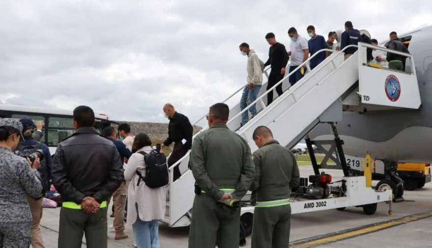Un avión con argentinos deportados de Estados Unidos llega esta semana a Ezeiza