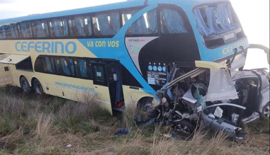 Un muerto tras un choque entre un micro de larga distancia, una camioneta y un auto en la ruta 3
