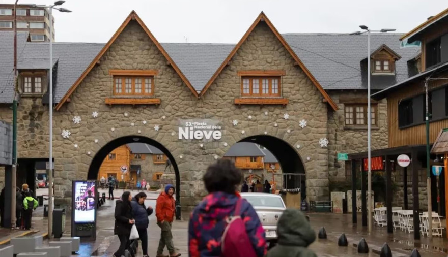 Indignación en Bariloche: un alumno se disfrazó de una mujer abusada en el viaje de egresados