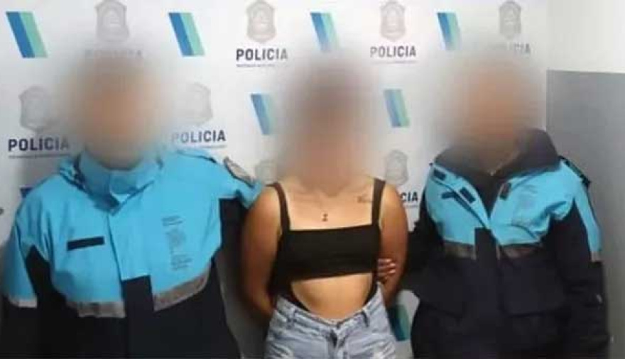 Detienen a una joven que circulaba por Punta Mogotes con un arma de guerra