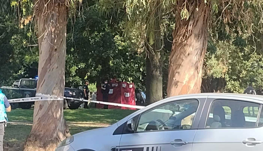 Encontraron a un hombre muerto en el Parque Saavedra: tenía un cuchillo clavado en el pecho