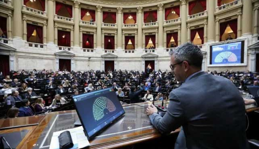 Diputados sesiona y debate la reforma laboral con el paro general como telón de fondo