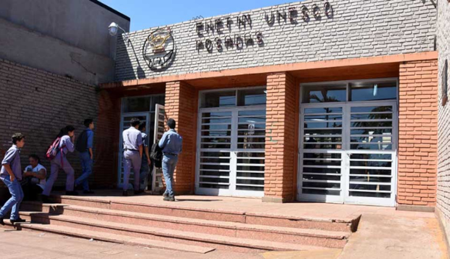 Conmoción en una escuela: un alumno de 17 años se disparó en el pecho frente a sus compañeros