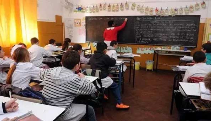 El Gobierno porteño prohibió el uso de celulares en las aulas de secundaria