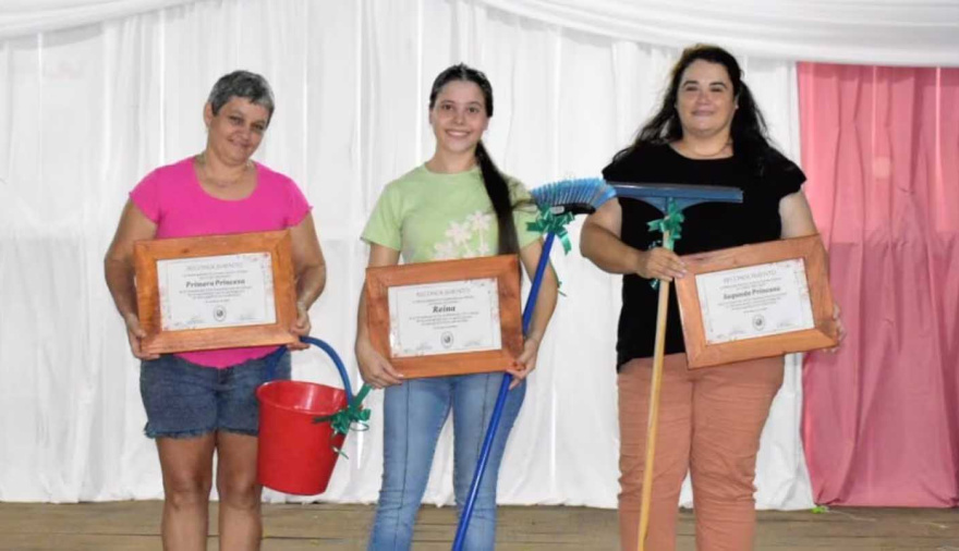 Polémica en Colonia Aurora: el intendente defendió la entrega de escobas y baldes en un evento por el Día de la Mujer