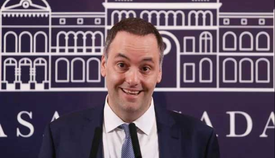 El jefe de Gabinete brindará una entrevista televisiva tras el "AdorniGate" y su viaje a Nueva York