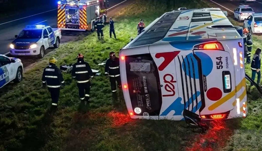 Impactante accidente en la Ruta 9: un micro volcó y hay más de 40 pasajeros heridos