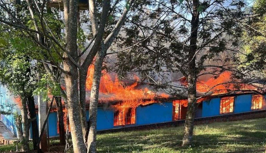 Acusan a un chico de 13 años de haber incendiado un colegio histórico de Misiones