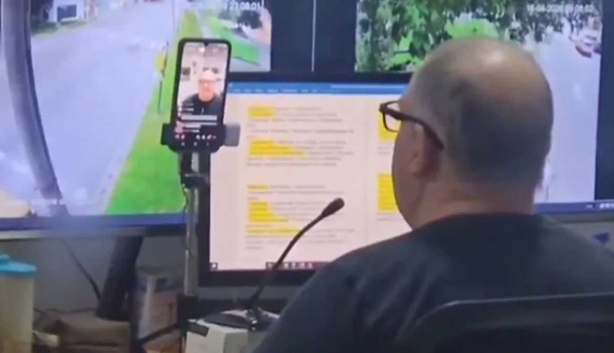 Insólito video: escrachan a un empleado municipal que hacía TikToks en lugar de vigilar las cámaras de seguridad