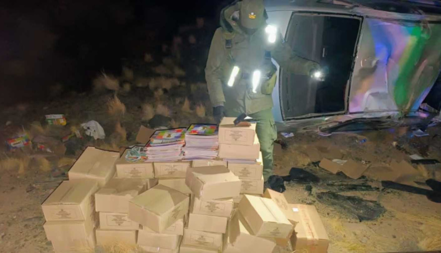 Un hombre intentó cruzar desde Chile con figuritas del Mundial 2026, escapó de Gendarmería y volcó