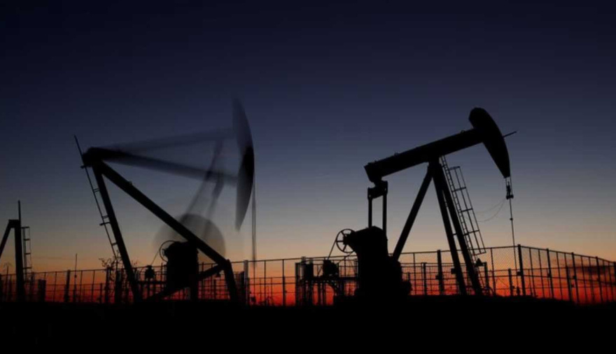 El petróleo baja más del 5% en medio de la expectativa por un acuerdo entre EE.UU. e Irán