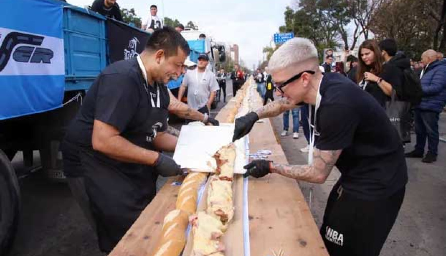 Caos en Avellaneda por un sándwich gigante de matambre a la pizza: hubo empujones y corridas