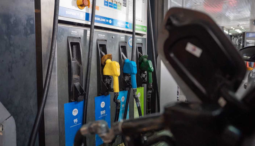 La venta de combustibles cayó por tercer mes consecutivo y acumula una baja del 13% en lo que va del año
