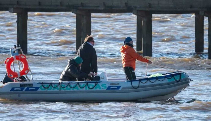 Encontraron pertenencias que serían de los pescadores desaparecidos y redefinieron el operativo de búsqueda en el Río de la Plata