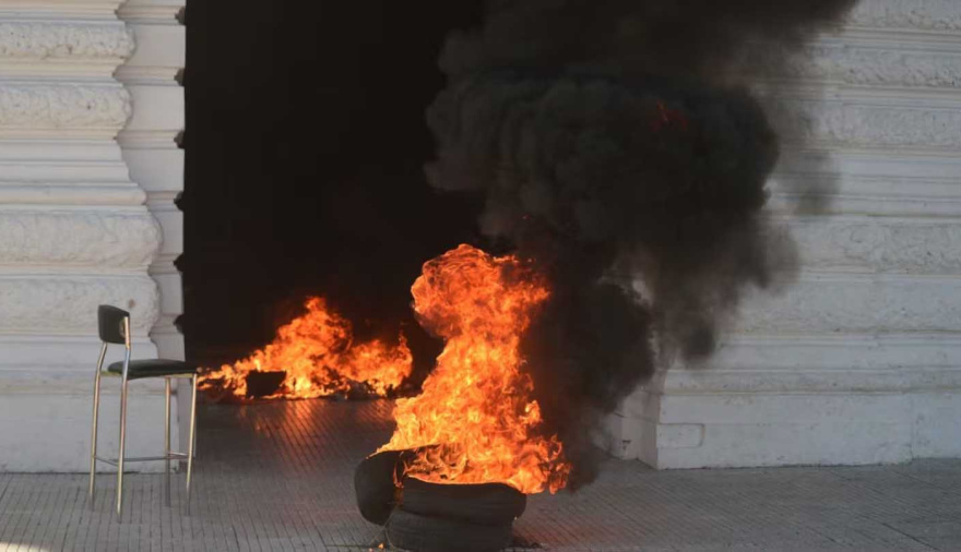 Hay 22 detenidos por el ataque y el incendio en la municipalidad de La Plata: las imágenes de los destrozos en el lugar