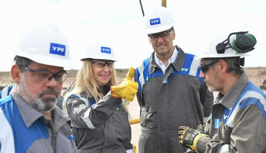 Tras dejar la jefatura de Gabinete, Manuel Adorni renunció a su cargo en el directorio de YPF