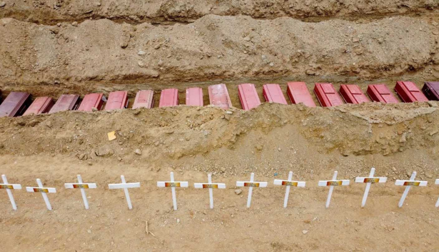 Tragedia en Venezuela: con una foto y un código especial, cientos de cuerpos sin identificar son sepultados en La Guaira