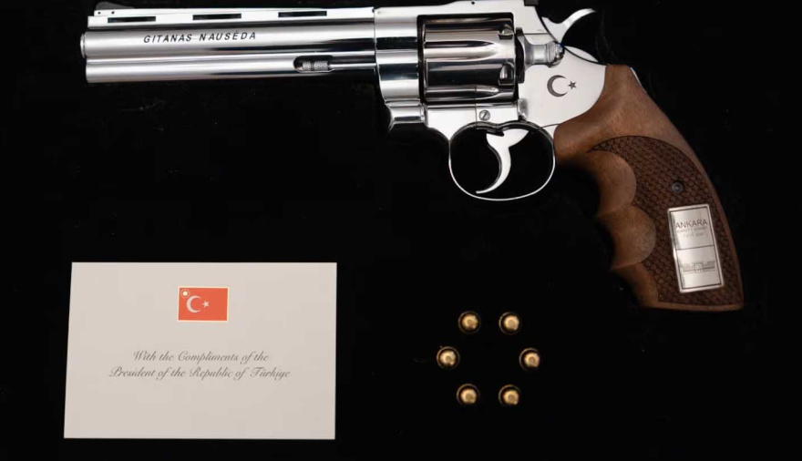 El polémico regalo que el presidente de Turquía les hizo a los líderes de la cumbre de la OTAN