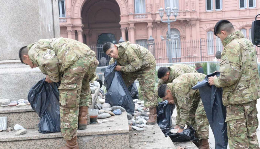 Retiraron de Plaza de Mayo las piedras en homenaje a las víctimas de COVID-19 para el operativo por la final del Mundial