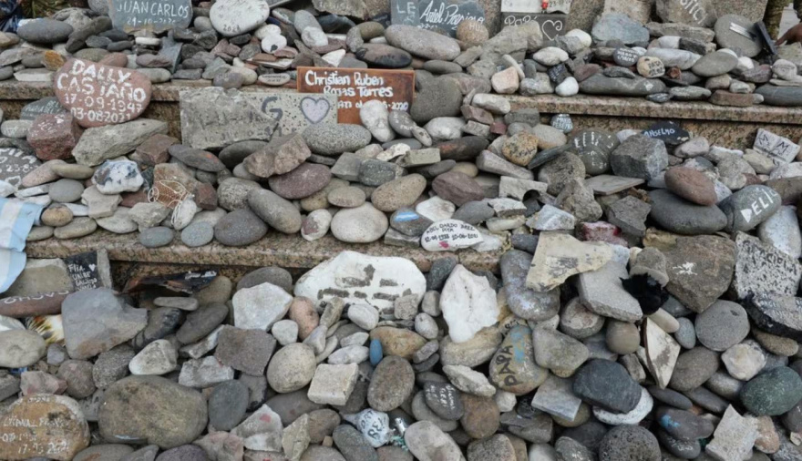 El Gobierno volvió a colocar las piedras del memorial por las víctimas del COVID-19 en Plaza de Mayo