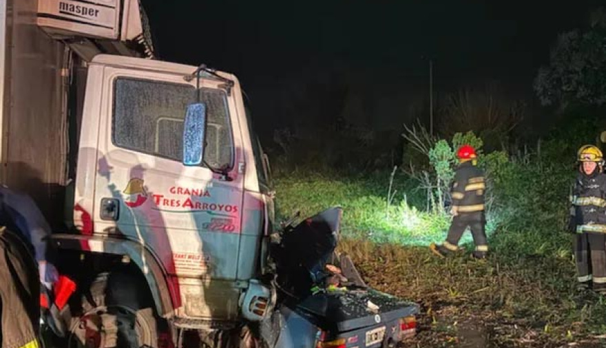 Las impactantes imágenes del choque frontal entre un auto y un camión que dejó siete muertos en Exaltación de la Cruz
