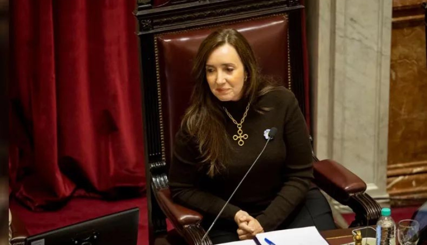 Javier Milei modificó su viaje al exterior para que Victoria Villarruel no sea quien desempate la votación por la Ley de Tierras