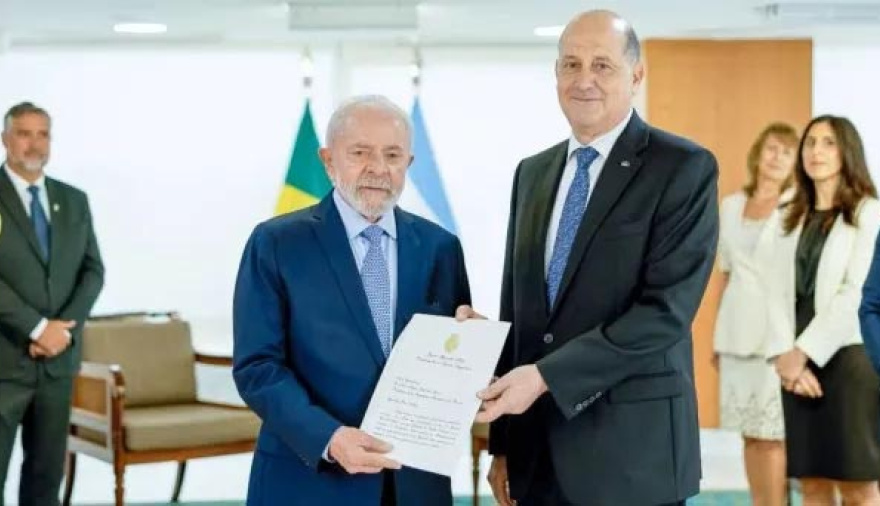 El embajador argentino regresa al país en medio de la crisis diplomática con Brasil