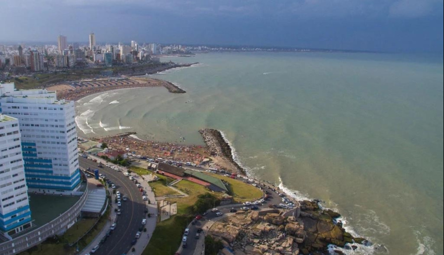Apareció una “isla” en Mar del Plata: la advertencia para kayakistas y pescadores que intentan acercarse
