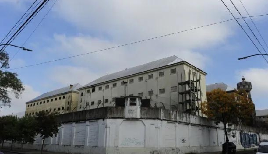Autorizan el bloqueo de los celulares en las cárceles provinciales y federales