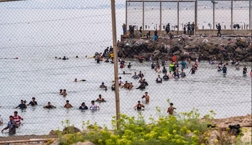 Tensión en Ceuta: Marruecos desplegó un fuerte operativo para frenar un nuevo cruce de migrantes y detuvo a 61 personas
