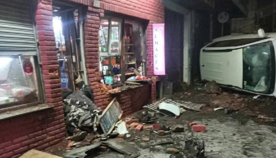 Mar del Plata: una camioneta volcó a toda velocidad, atropelló a cinco personas y una de ellas murió