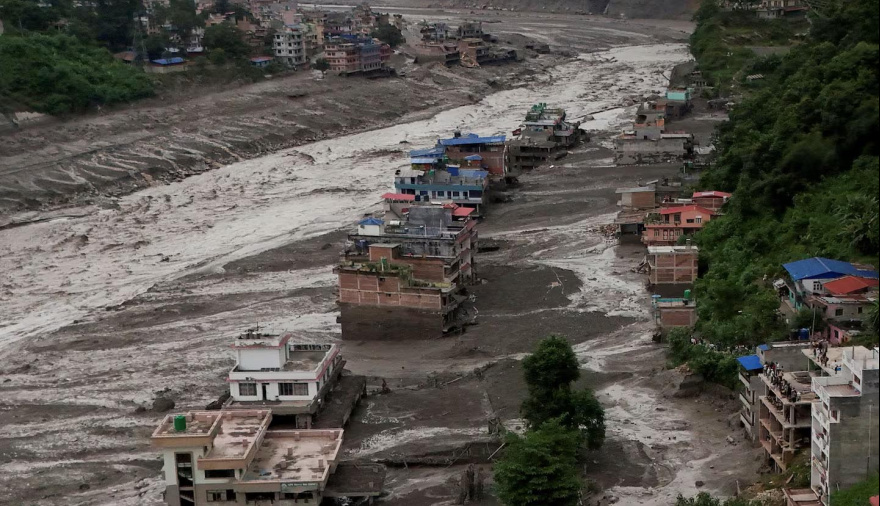 Una inundación arrasó una región de Nepal: hay al menos 22 muertos y casi 400 turistas desaparecidos