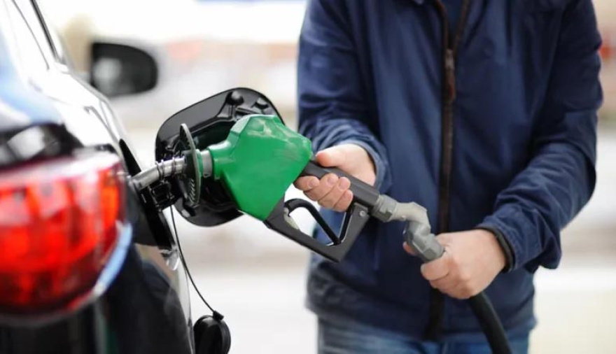 El Gobierno volvió a postergar la suba de impuestos a los combustibles para contener aumentos
