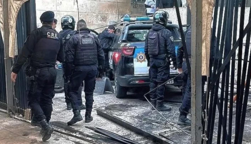 Le dieron el alta, esperaba en silla de ruedas y lo atropelló un patrullero: deberá volver al quirófano