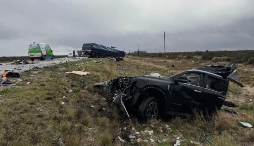 Brutal choque en un ruta de Río Negro: dos personas murieron luego de que la camioneta en la que viajaban quedara destruida