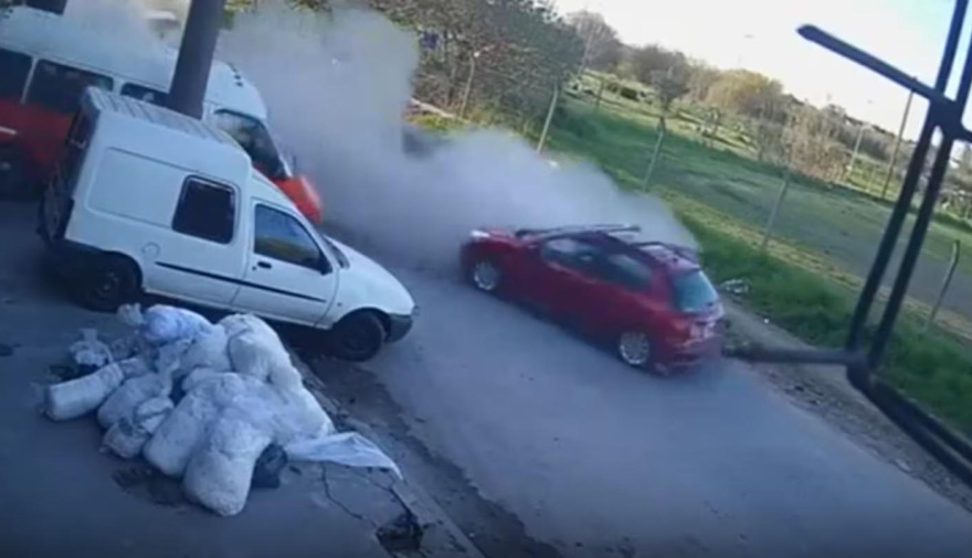Cuatro menores robaron un auto, escaparon y chocaron contra un patrullero durante una persecución en San Justo