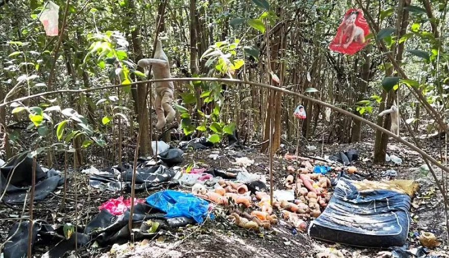 Macabro hallazgo en Villa Gobernador Gálvez: fotos de niñas y muñecos de bebés en una reserva natural