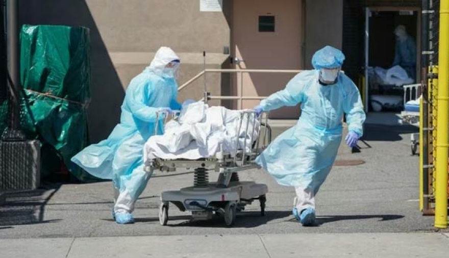 Aislaron a 200 personas y cerraron hospitales tras la muerte de una investigadora por posible peste neumónica