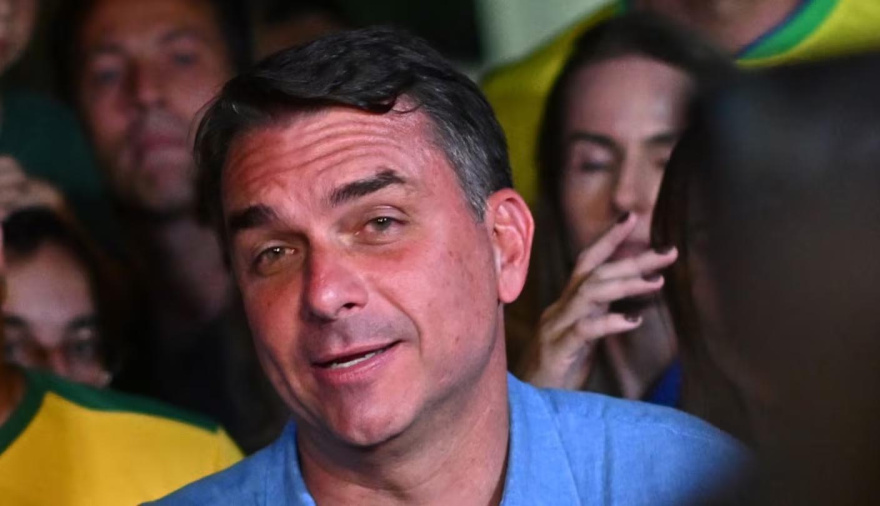 Tras su victoria en las elecciones, Flávio Bolsonaro dijo que la derecha tendrá una “mayoría abrumadora” en el Congreso brasileño
