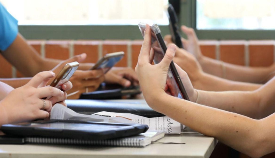 La provincia de Buenos Aires prohibirá el uso de celulares durante clases: desde cuándo funcionará la medida