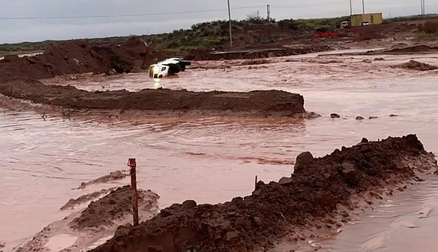 Temporal en Neuquén, cómo fue la crecida que arrastró camionetas sobre la Ruta provincial 5