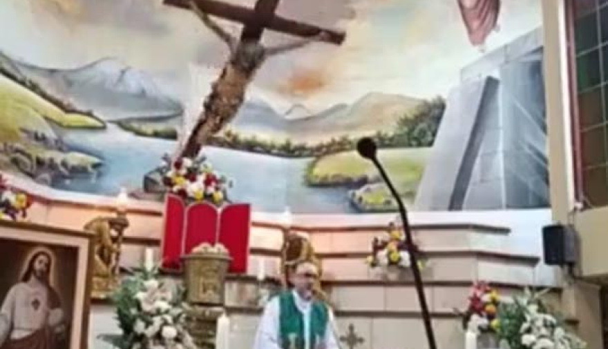 Tragedia en Ecuador: un sacerdote murió aplastado por una cruz durante una misa